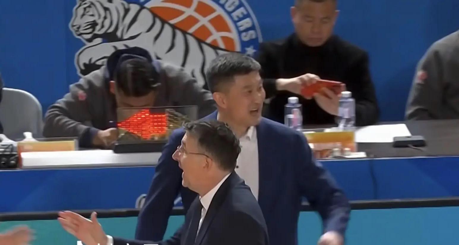 广东3消息!杜锋被批输球后还在笑,徐杰最新伤情,萨林杰被劝退